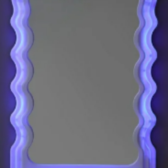 A wavey led mirror - Picture 8 of 13